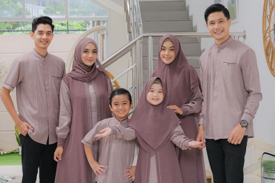 7 Ide Seragam Keluarga untuk Foto Studio atau Liburan