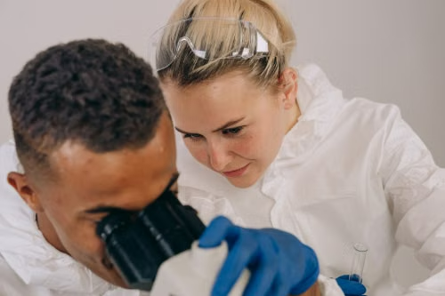 Peralatan laboratorium untuk pemeriksaan molekuler DNA dan RNA