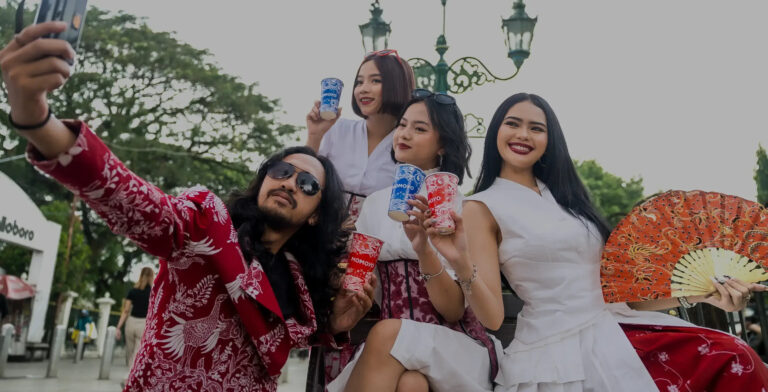 Konsumen muda menikmati ragam varian minuman dan es krim Momoyo yang mendukung stabilitas omzet bulanan gerai